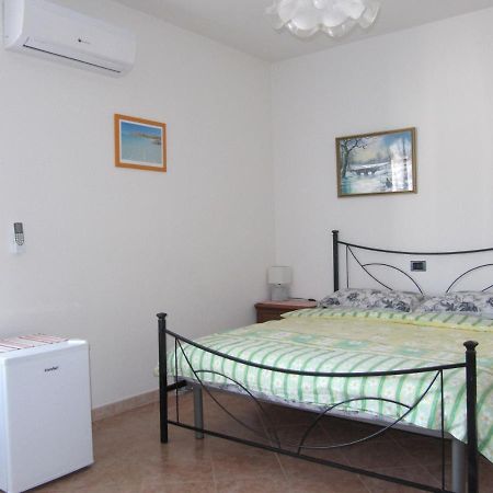 Il Portico Bed and Breakfast Uras Buitenkant foto