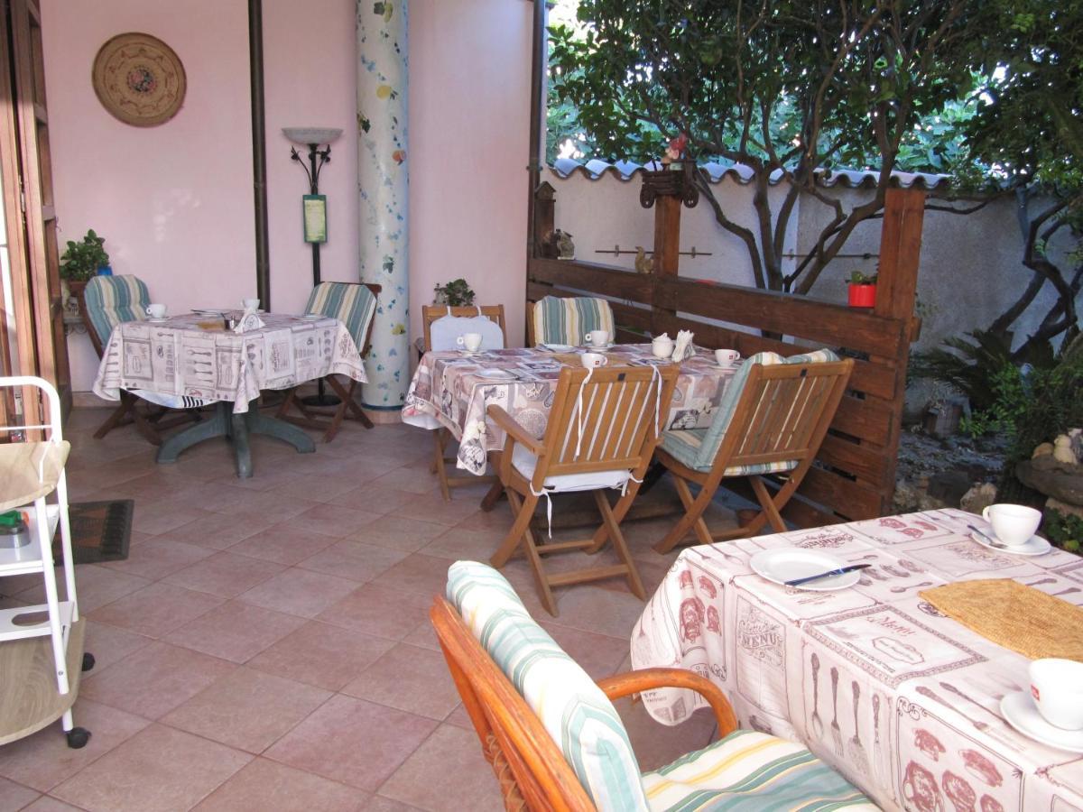 Il Portico Bed and Breakfast Uras Buitenkant foto
