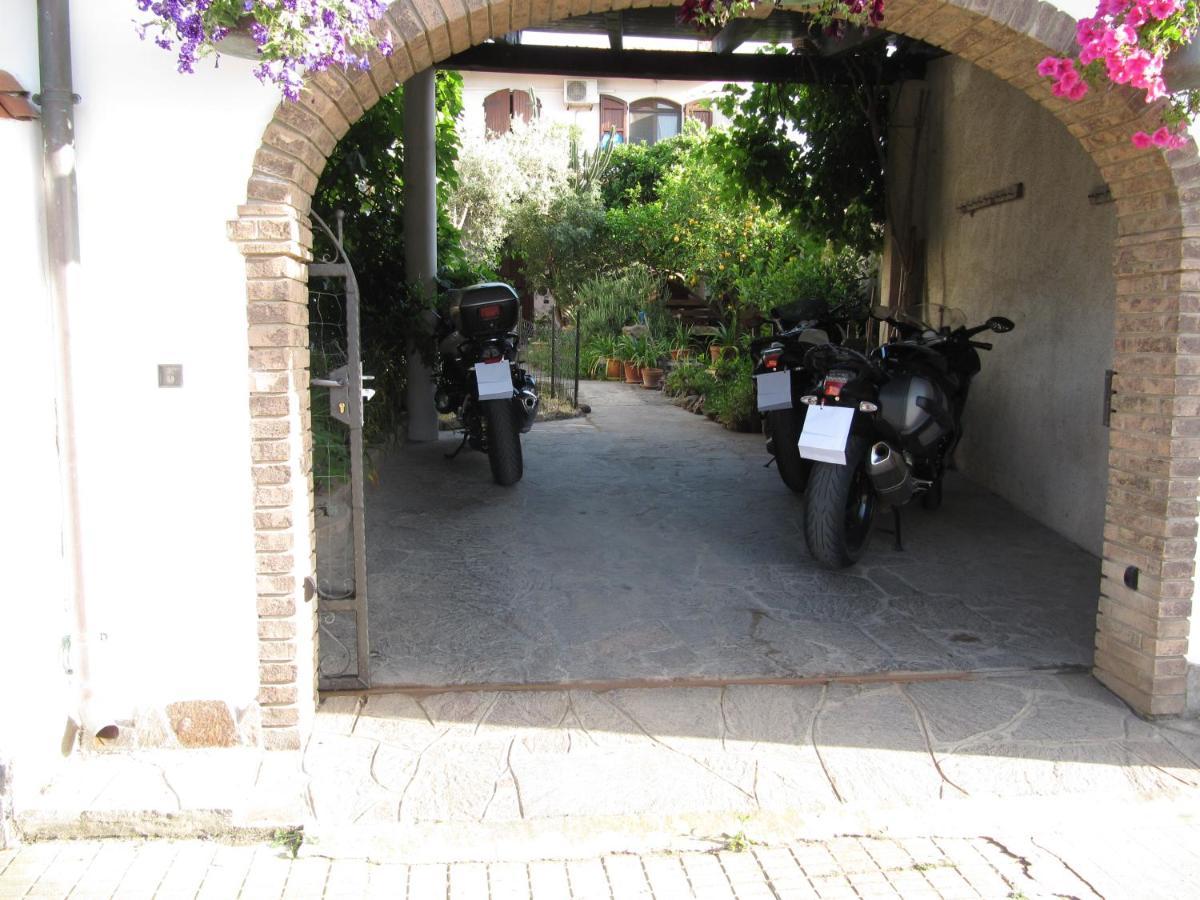 Il Portico Bed and Breakfast Uras Buitenkant foto