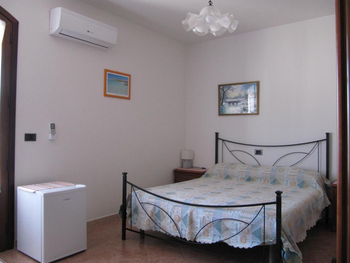 Il Portico Bed and Breakfast Uras Buitenkant foto