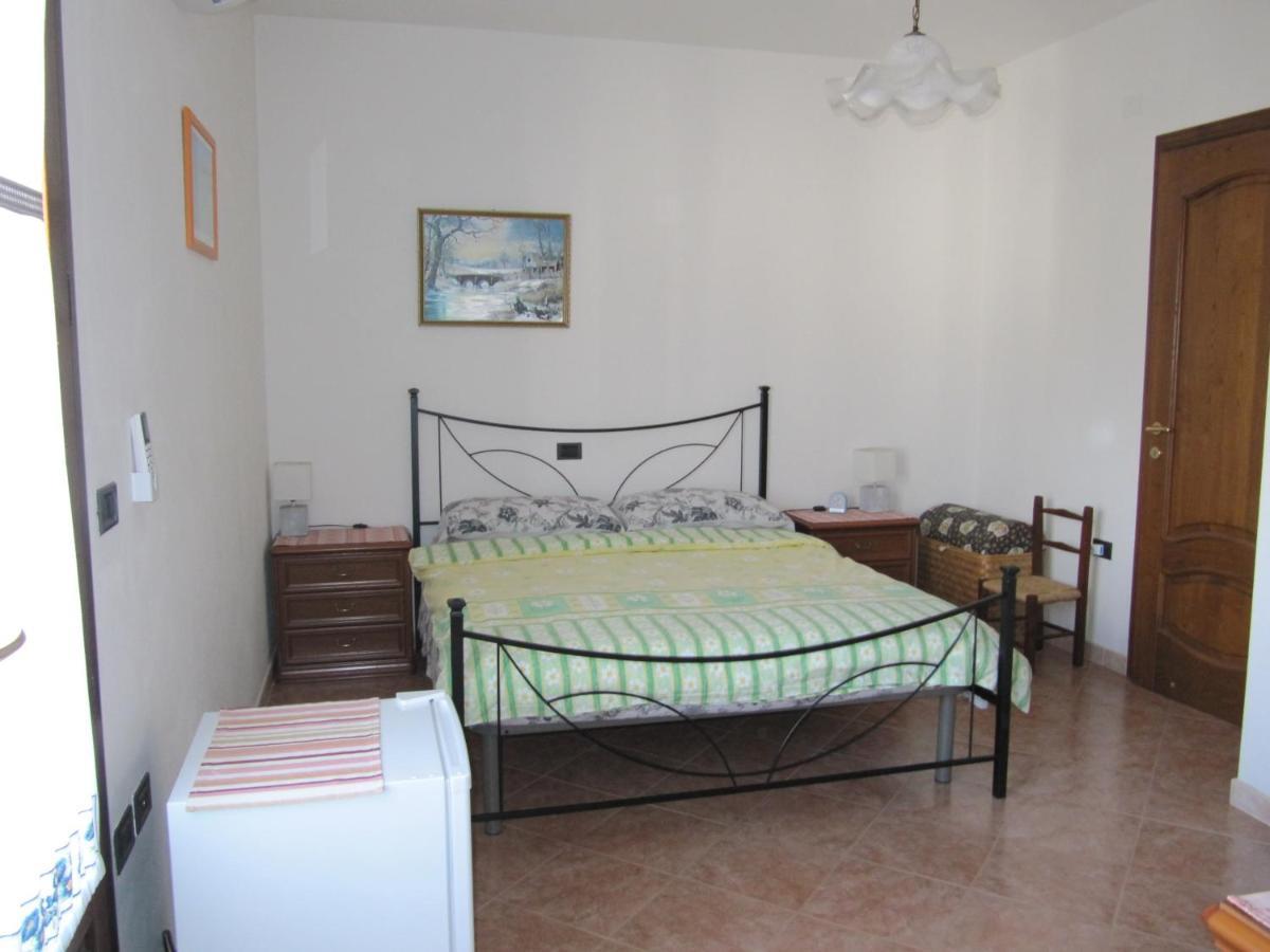 Il Portico Bed and Breakfast Uras Buitenkant foto