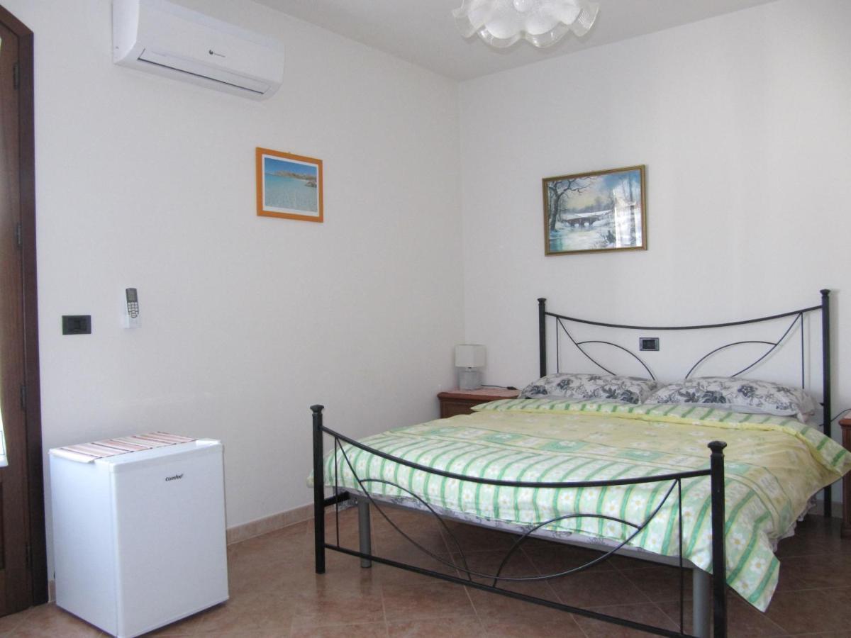 Il Portico Bed and Breakfast Uras Buitenkant foto