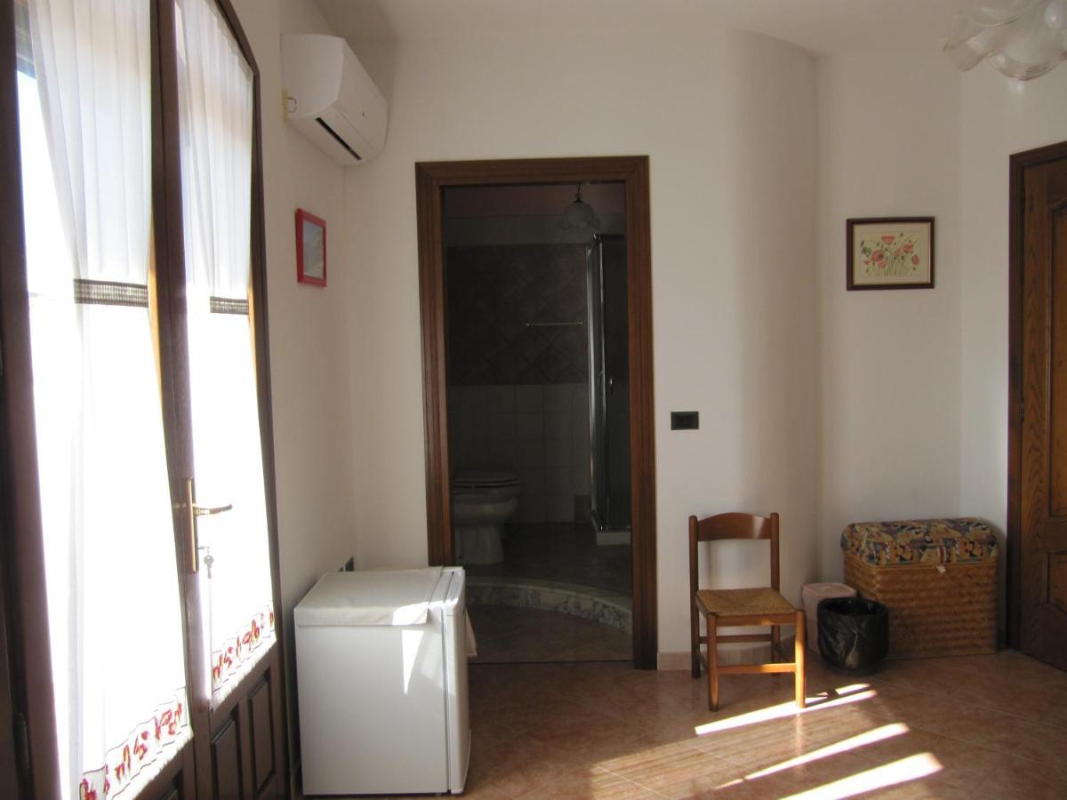 Il Portico Bed and Breakfast Uras Buitenkant foto