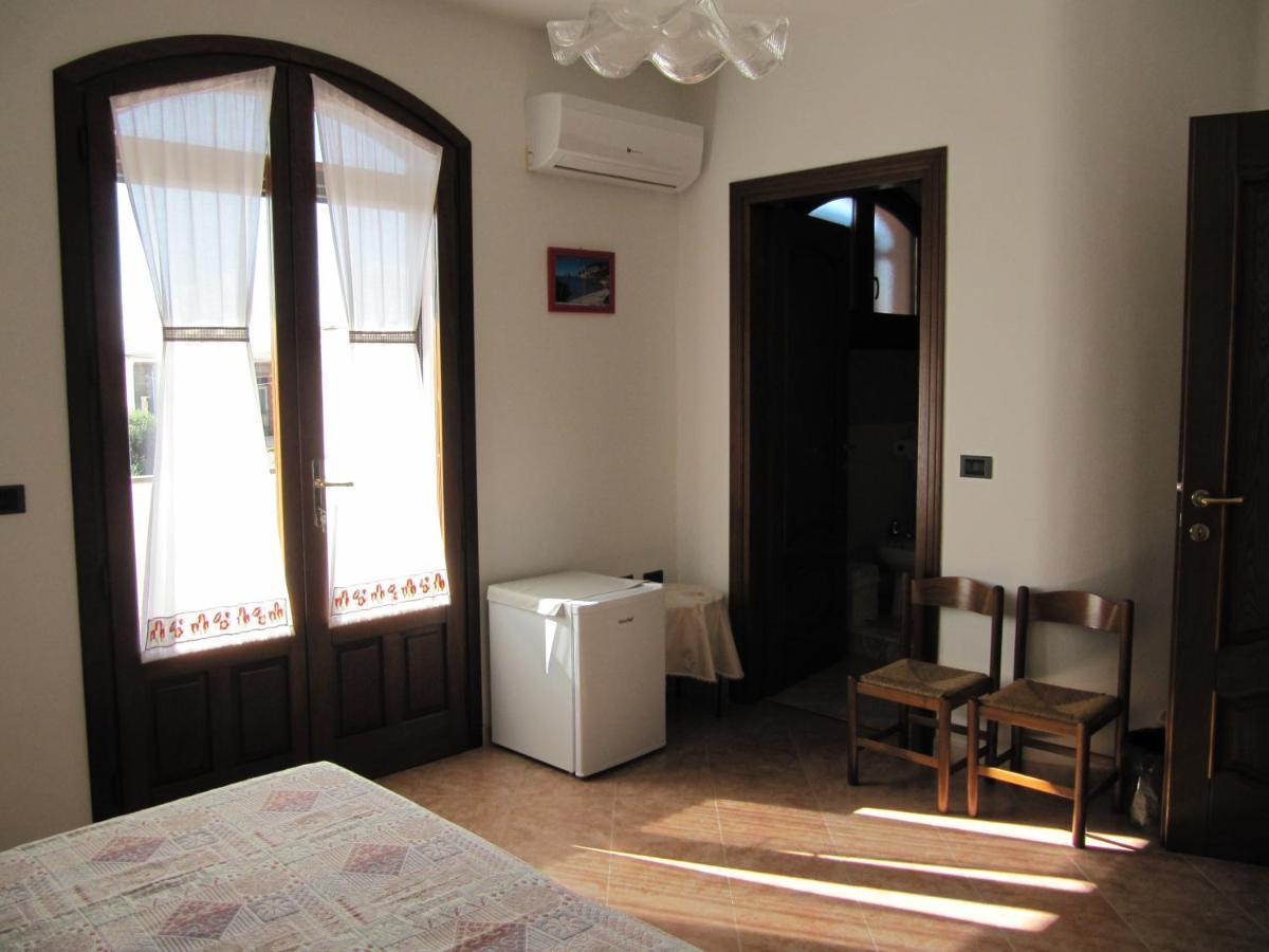 Il Portico Bed and Breakfast Uras Buitenkant foto