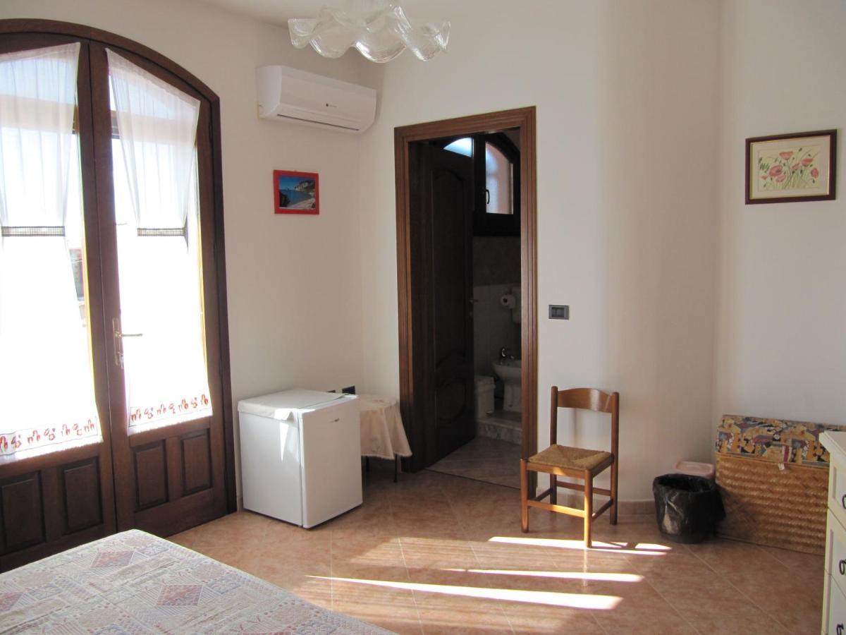 Il Portico Bed and Breakfast Uras Buitenkant foto