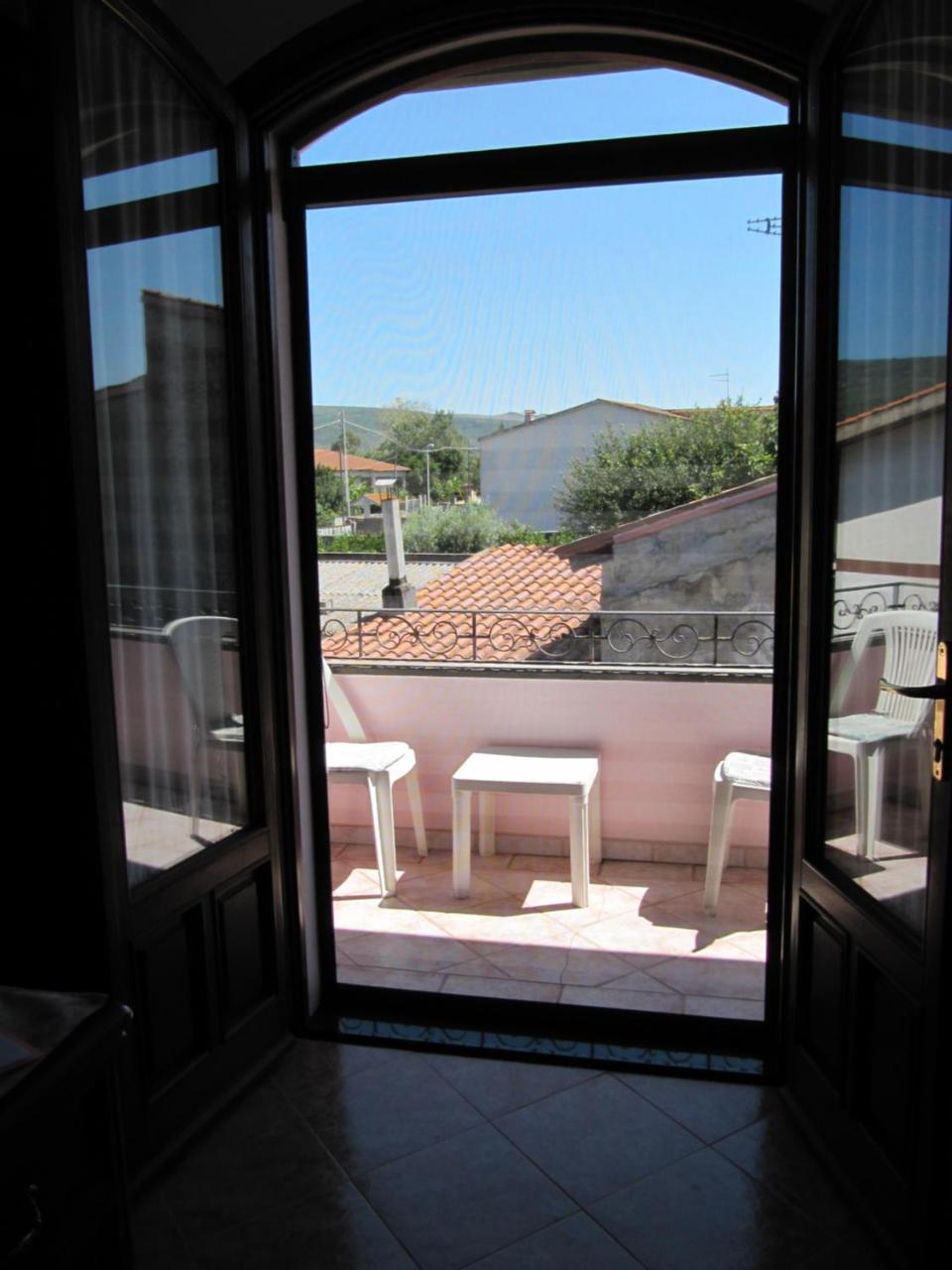 Il Portico Bed and Breakfast Uras Buitenkant foto