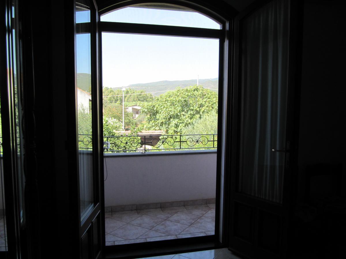 Il Portico Bed and Breakfast Uras Buitenkant foto